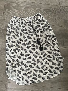 H&M Women's Black & White Leaf Print Skirt